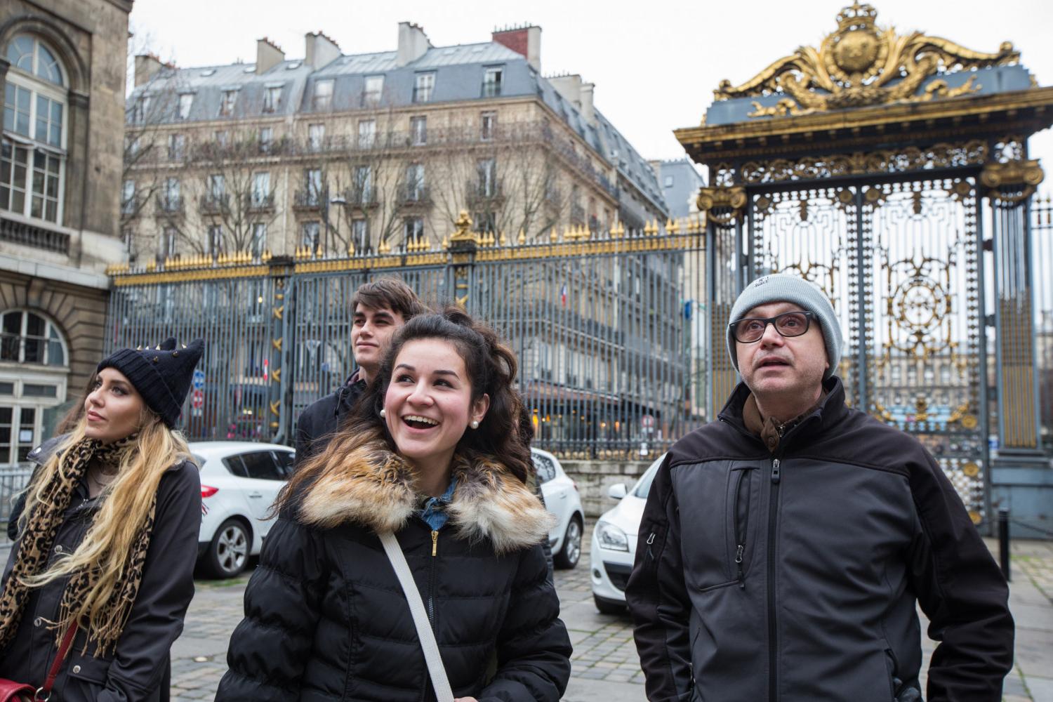 <a href='http://7z9.dianhanwang8.com'>BETVLCTOR伟德登录</a> French Professor Pascal Rollet leads students on a study tour in Paris.